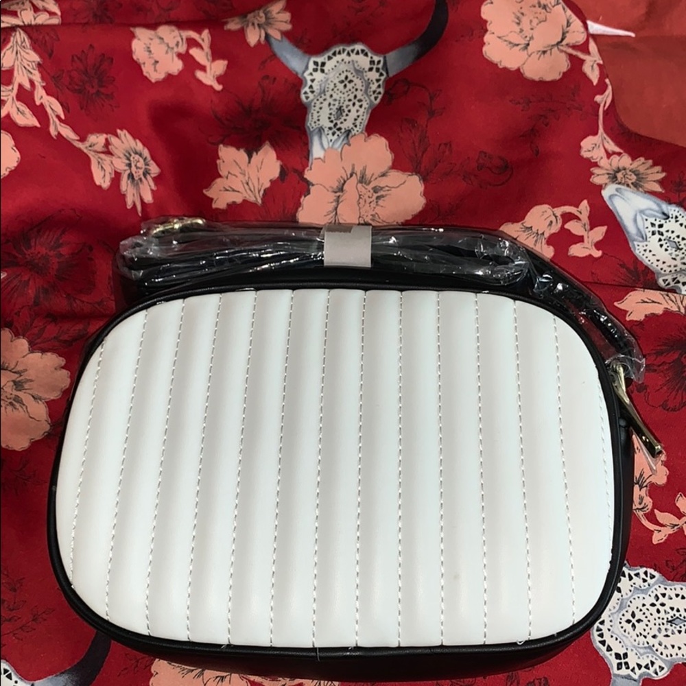 NEW WHITE MODA CROSS BAG-GREAT YR.ROUND